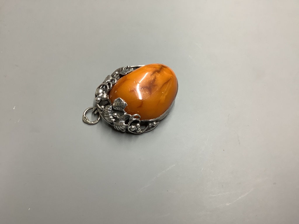 A 925 mounted amber pendant, 39 mm, gross weight 14 g.